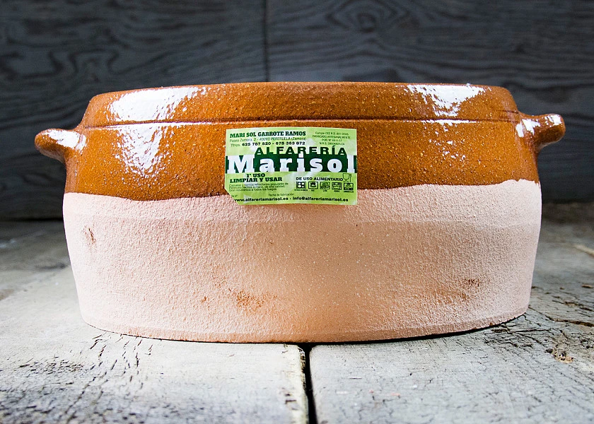 Round-shaped clay pan with lid