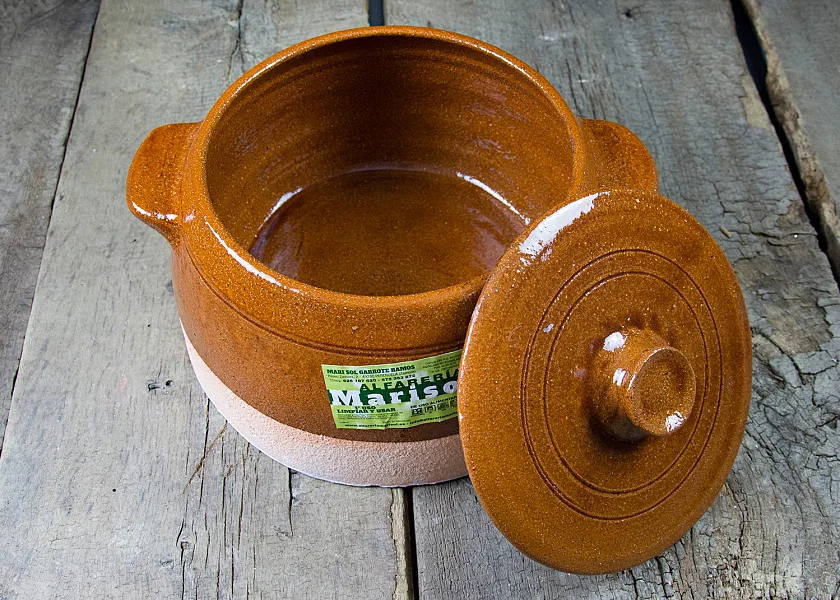 Round-shaped clay pan with lid