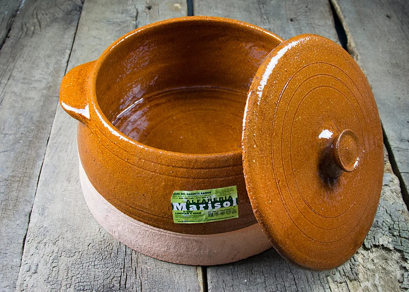 Round-shaped clay pan with lid