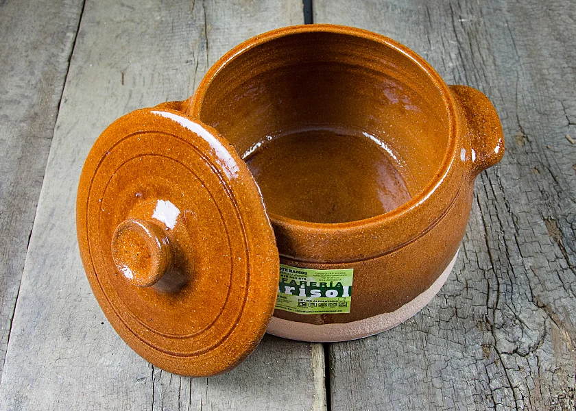 Round-shaped clay pan with lid