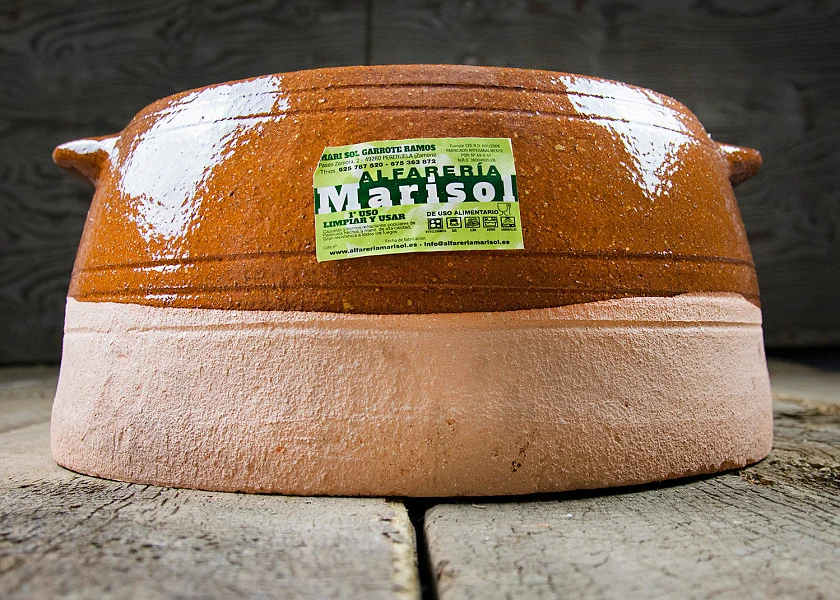 Round-shaped clay pan with lid