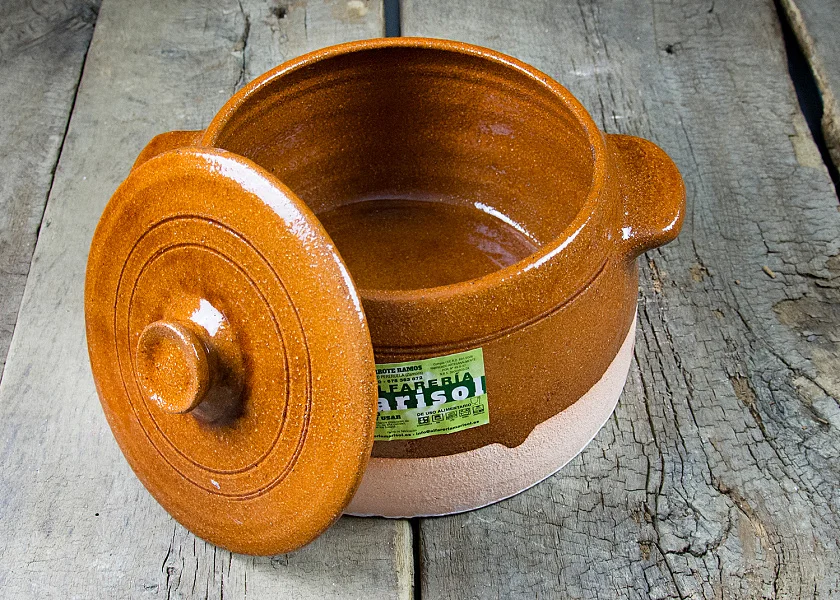 Round-shaped clay pan with lid