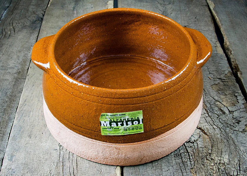Round-shaped clay pan with lid
