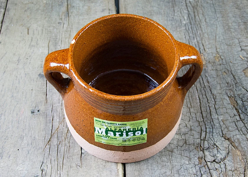 Round-shaped stew pot with lid