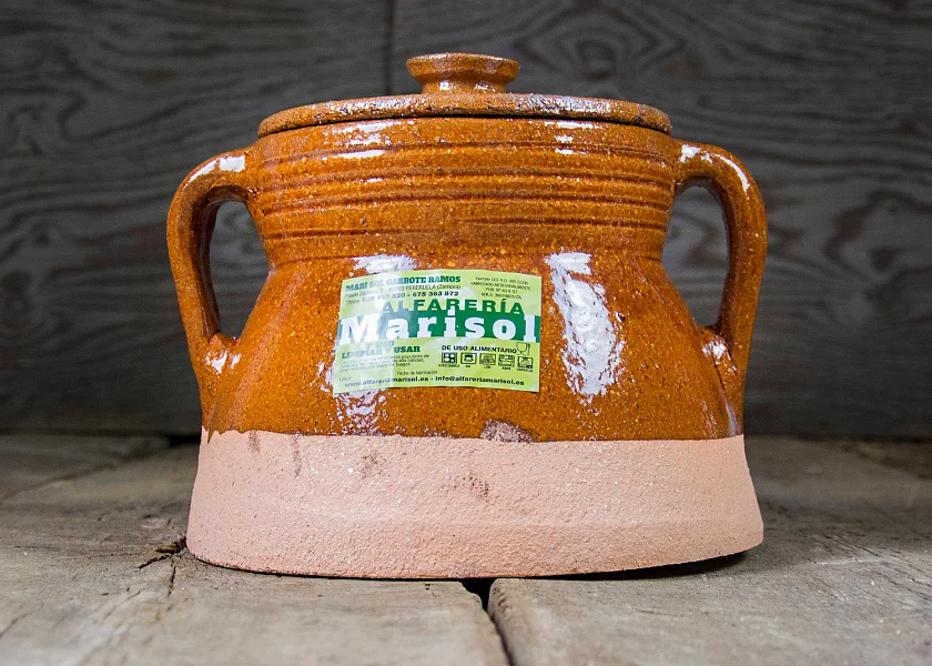 Round-shaped stew pot with lid