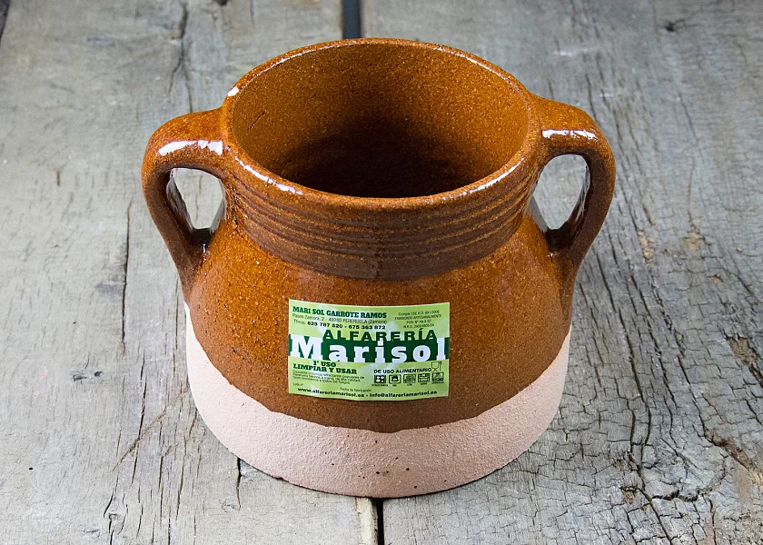 Round-shaped stew pot with lid