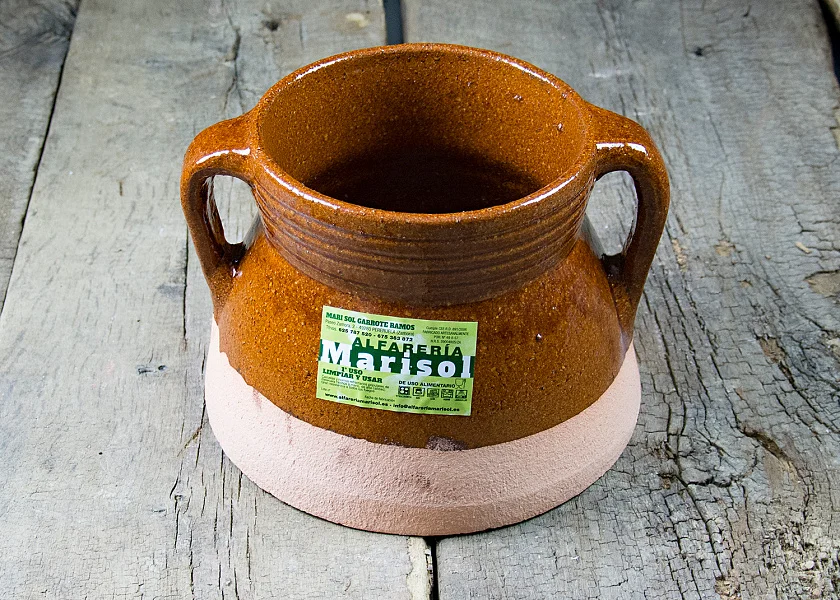 Round-shaped stew pot with lid