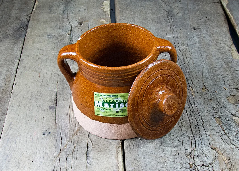 Round-shaped stew pot with lid