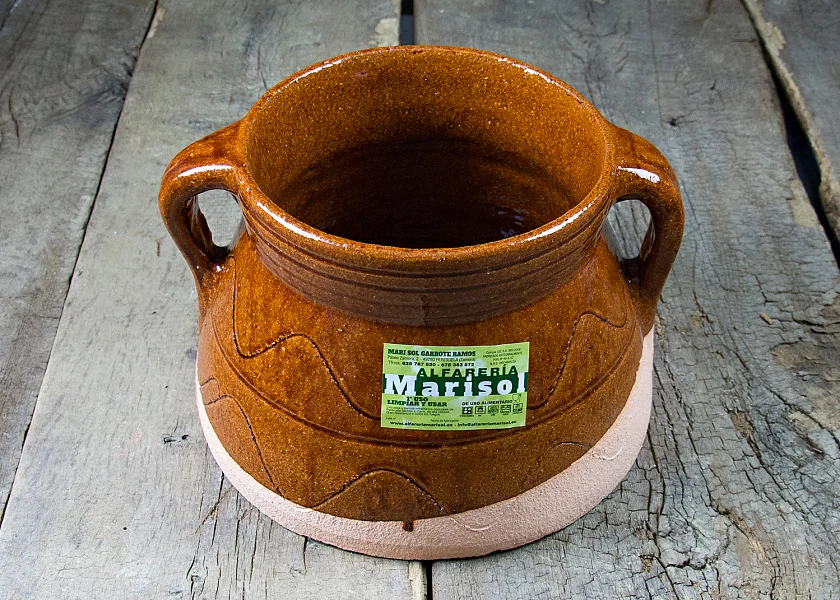 Round-shaped stew pot with lid