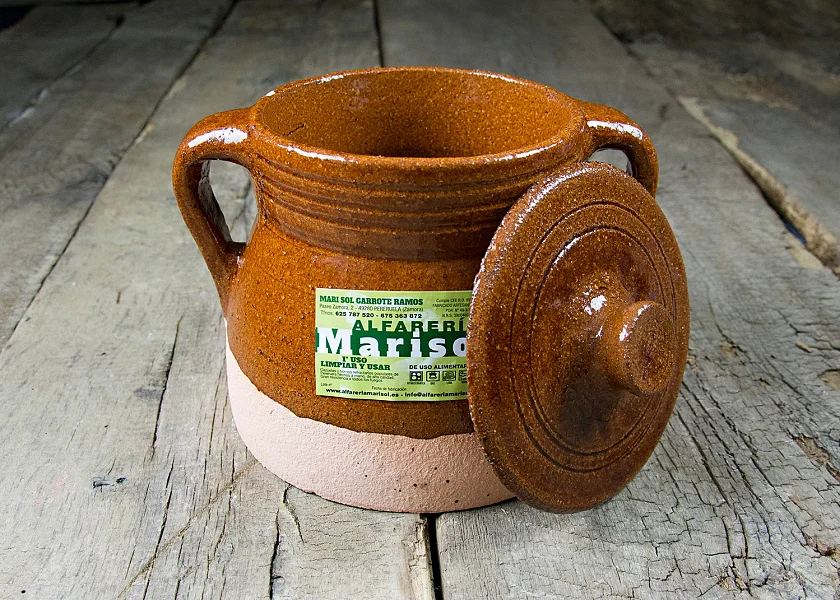 Round-shaped stew pot with lid