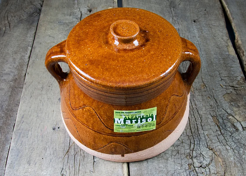 Round-shaped stew pot with lid