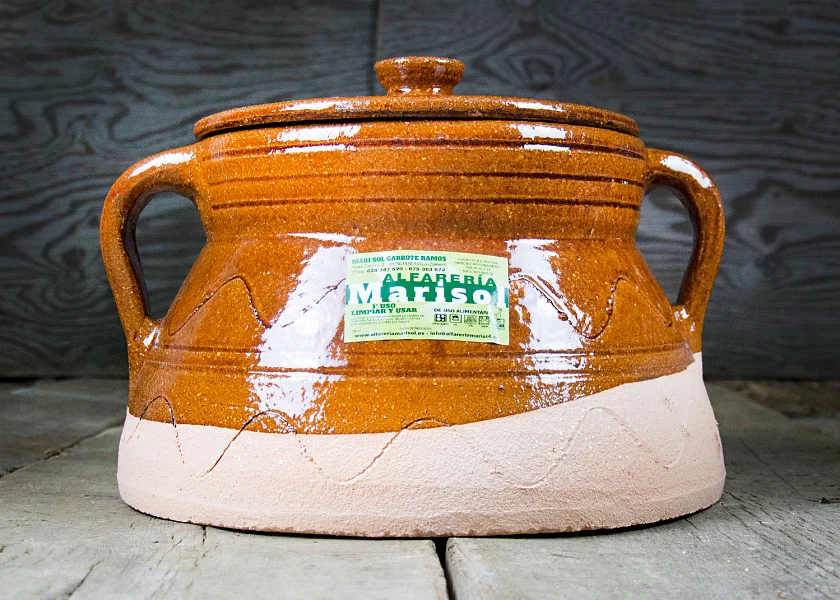 Round-shaped stew pot with lid