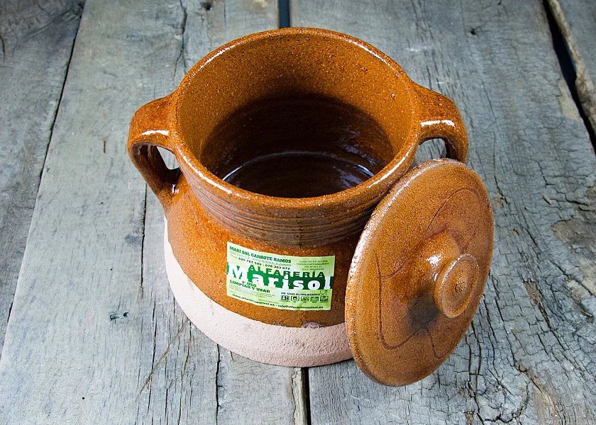 Round-shaped stew pot with lid