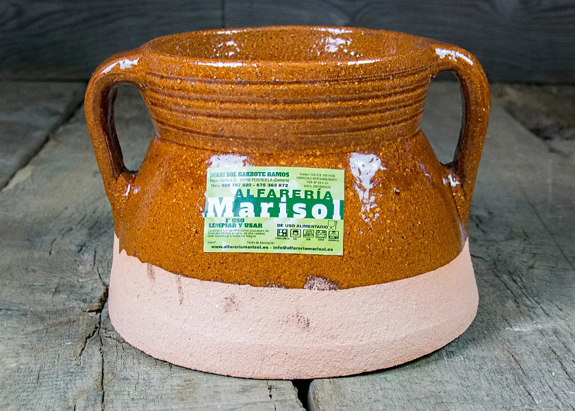 Round-shaped stew pot with lid