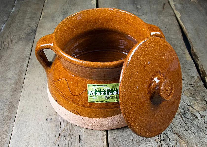 Round-shaped stew pot with lid