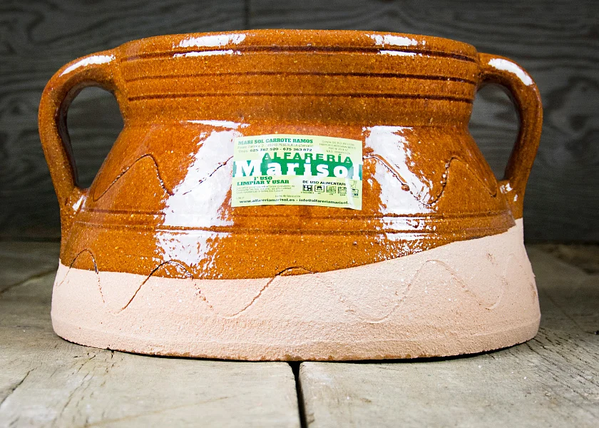 Round-shaped stew pot with lid