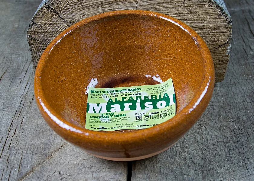 Special clay pot for garlic soups